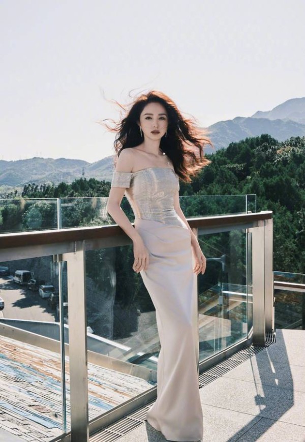 董璇穿白色露肩礼服 女神范十足