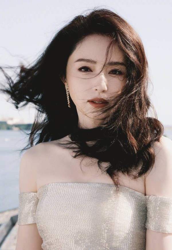 董璇发丝凌乱。