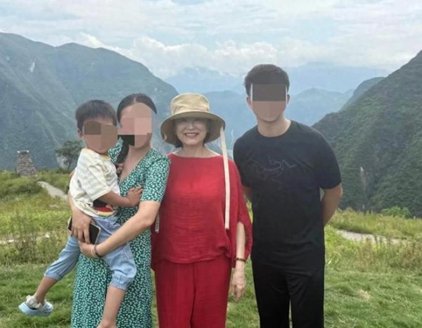71岁林青霞近况曝光，独自现身重庆山顶写生，脸部圆润身材发福