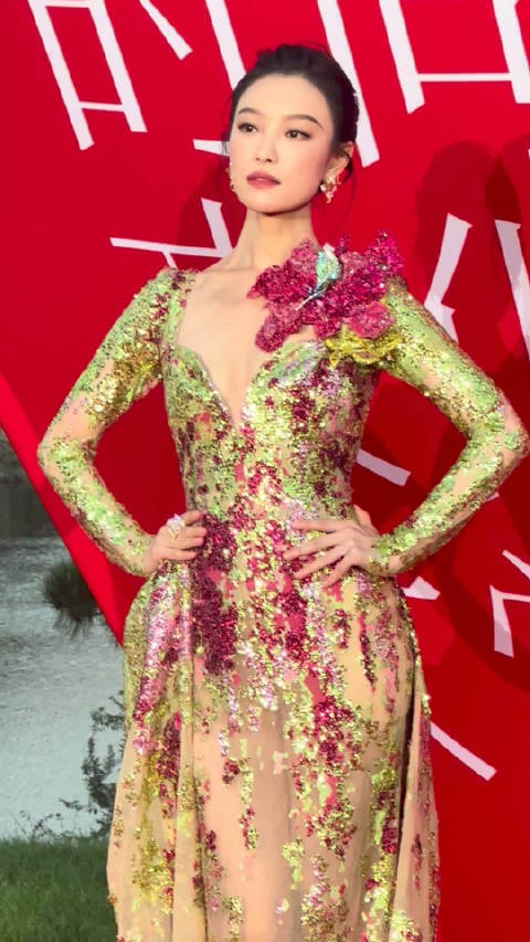 倪妮演绎Elie Saab 2022春夏高定,姐硬美!