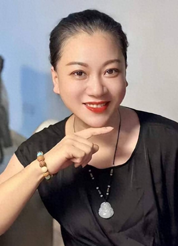 49岁越剧演员孟再平追悼会曝光！儿子背草鞋，继女披麻戴孝，迈巴赫送行