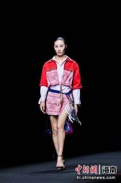 五指山黎锦苗绣服饰亮相中国国际时装周