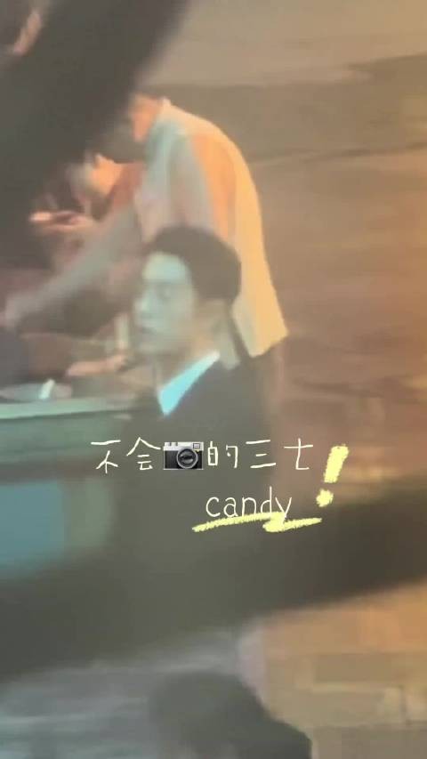 少爷一个动作 我马上滑步冲到少爷面前