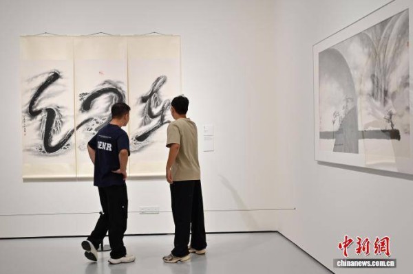 广州：粤港澳大湾区当代艺术展吸引参观者