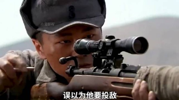 众人以为战士要叛变,结果狙击手一眼就看出他的意图