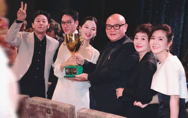 辛芷蕾获威尼斯影后，手捧奖杯拍照，超开心。
