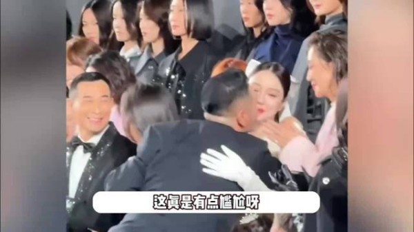 李小璐被男友人意外亲嘴？害羞露笑场面太尴尬，一旁甜馨目瞪口呆
