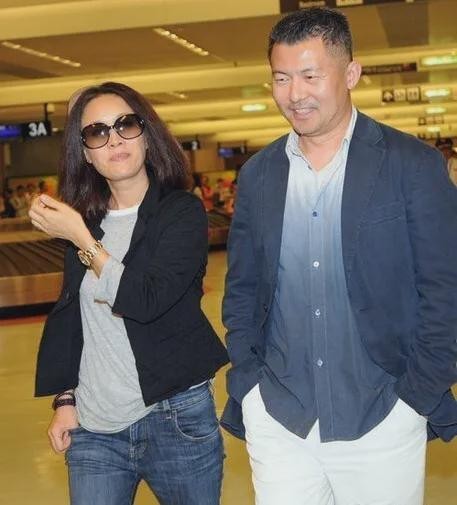 那英老公孟彤回应“出轨”传闻：纯属谣言，因为腿伤被搀扶上车，都是街坊邻居，载了对方一程，为缺乏分寸感的互动道歉