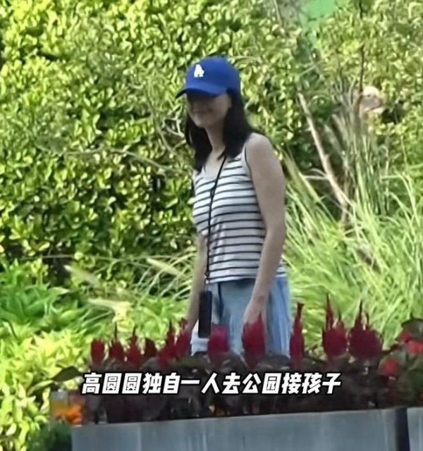 高圆圆收工抱女儿回家，6岁Rhea遗传赵又廷身高基因，四肢细又长