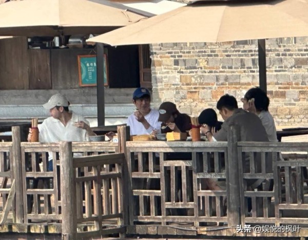 乌镇黄磊何炅现身，差两岁却像两代人，张子枫看着有点矮