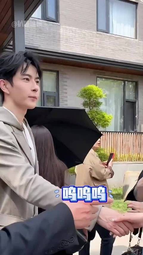 明明算不上一线明星，为何于朦胧从不离开北京？他的一句采访揭开真相