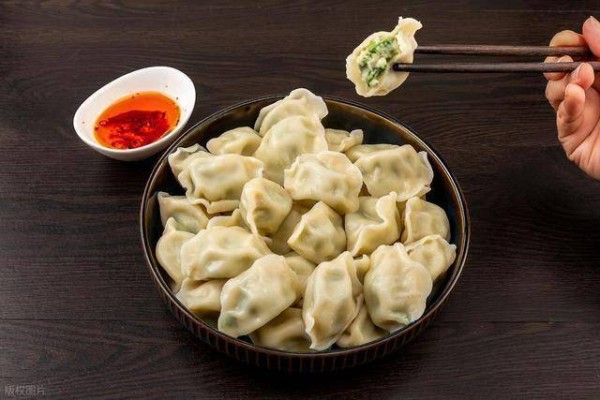 烟台鲅鱼水饺鲜掉眉：鲅鱼肉做馅，饺子 Q 弹