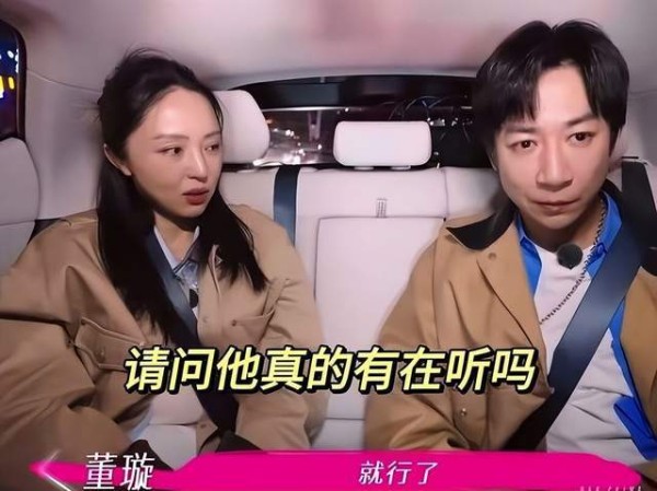 董璇一家四口外出游玩，父母罕见出镜！老公张维伊疑充当摄影师