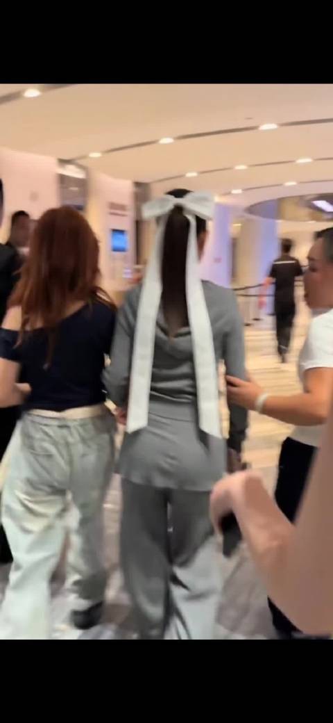 你敢信她都44岁了吗？怎么看着比女儿甜馨还嫩呢？