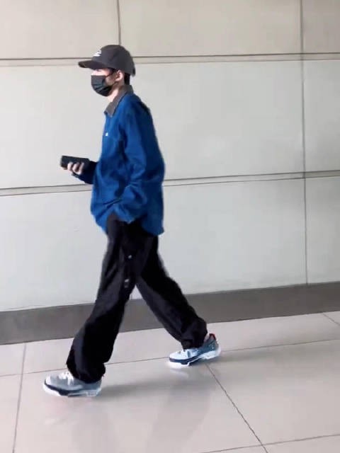 王俊凯今天丽江出发路透 私服好帅完全男友风