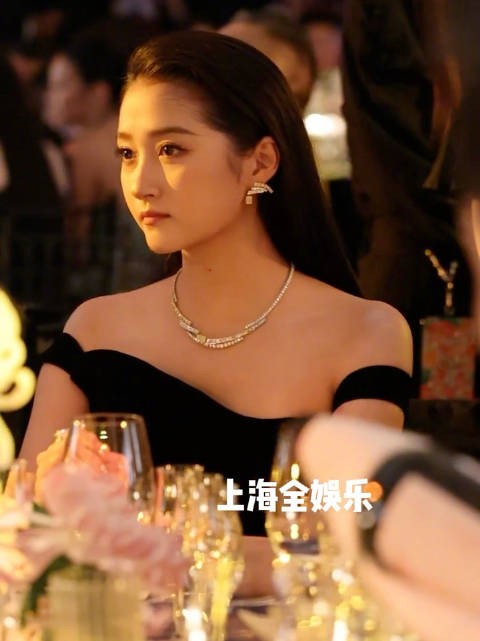 头发全梳上去显得五官更精致了，斐登晚宴的关晓彤好美啊