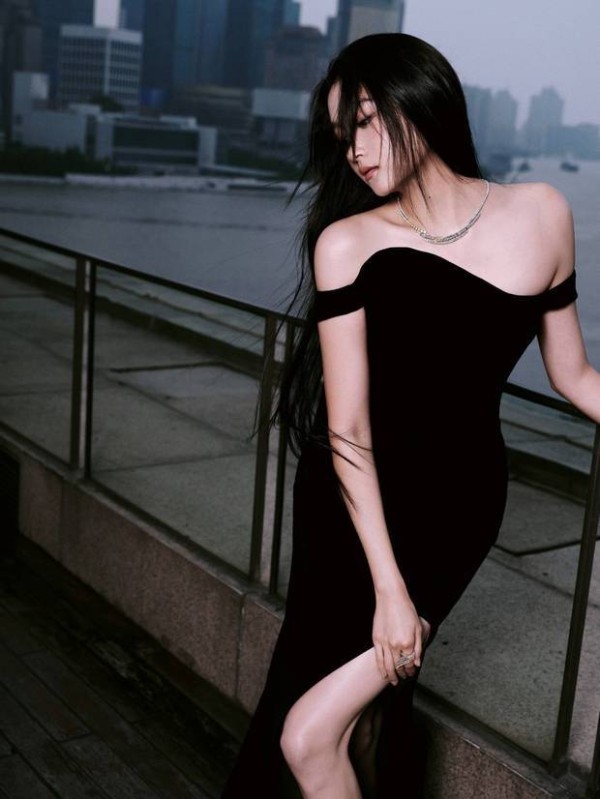 关晓彤身姿曼妙，曲线迷人。