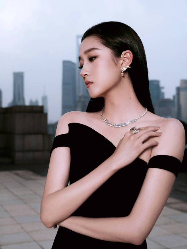 关晓彤侧颜精致，下颌线条清晰可见。