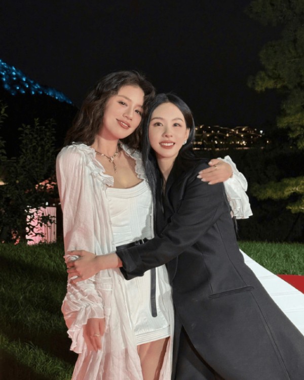 黎吧啦小耳朵十年后重聚！马思纯晒与陈都灵拥抱合照