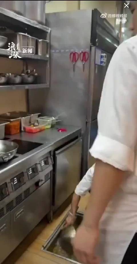 完蛋了，刚看到的视频，说西贝员工用漏勺掏下水道，还是在直播的时候