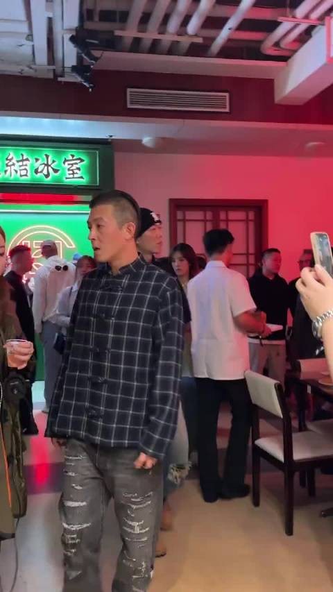 44岁陈冠希和老婆在加拿大聚餐，老了很多有白发了，看起来很疲惫！