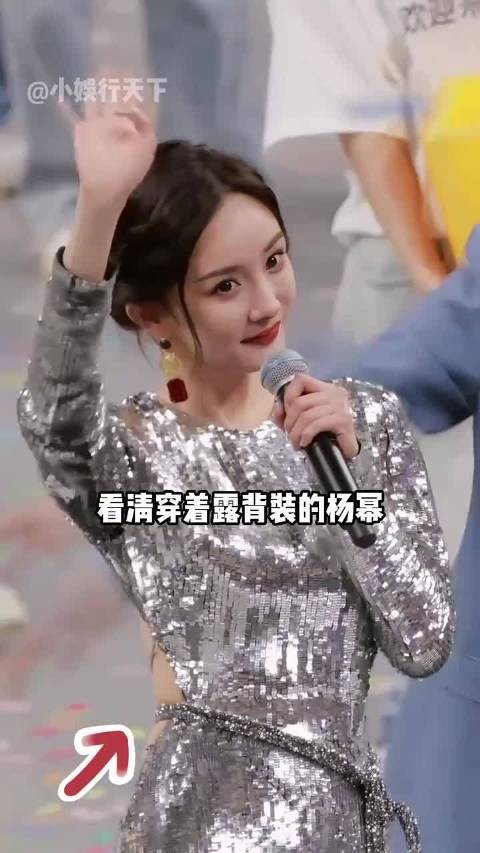 刘亦菲少穿露背装引关注，辛芷蕾举动显美丽双面性