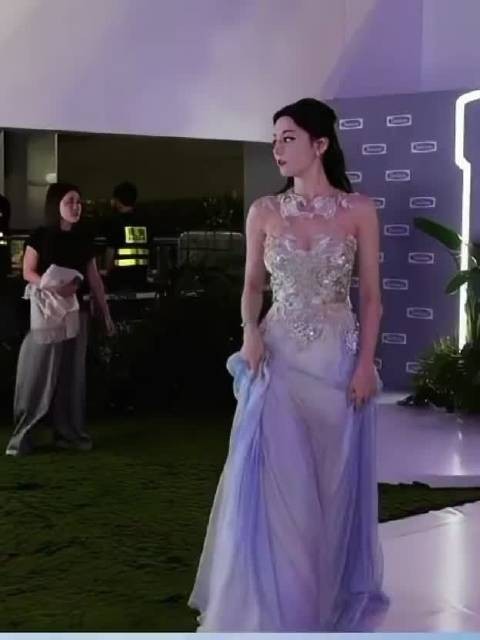 迪丽热巴今天直播造型来了来了鎏金抹胸➕紫色裙摆，今天是大明星热巴