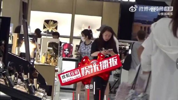 俞灏明王晓晨一起逛街，全程十指紧扣，看起来感情稳定甜蜜