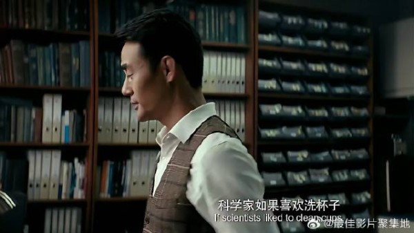 小伙地理试卷上算数学，被人发现，两人一见如故