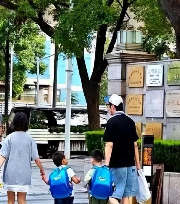 太低调了，金世佳孩子都上学了