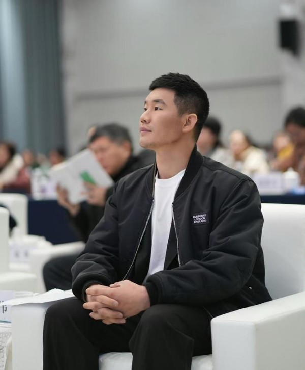 警方通报“嘎子哥”被刑拘七天，因穿警服直播被举报，曾发声道歉