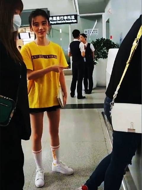 鞠婧祎机场穿黄T恤短裤长袜显活力,粉丝土味情话反撩害羞