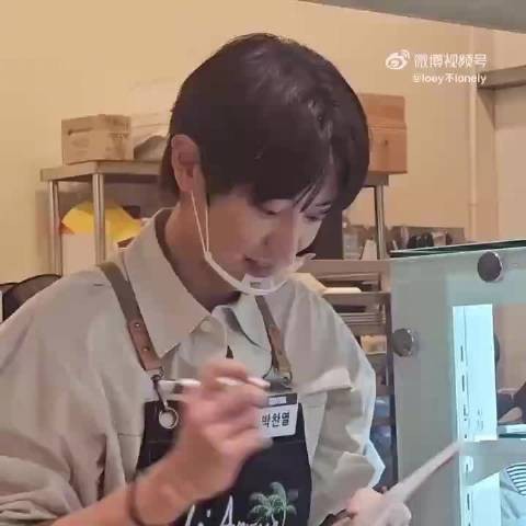 朴灿烈现身首尔咖啡店与粉丝互动签名