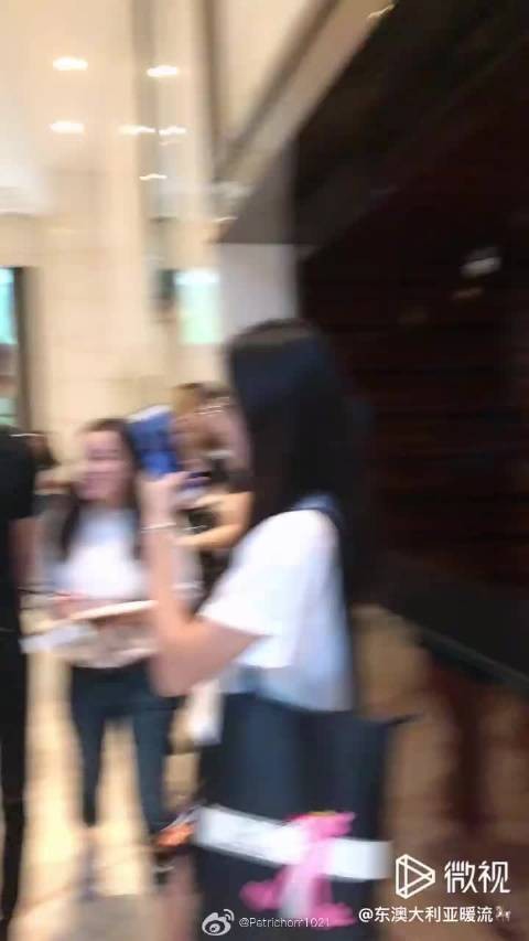 修身黑T和牛仔裤，很乖很帅的宝贝