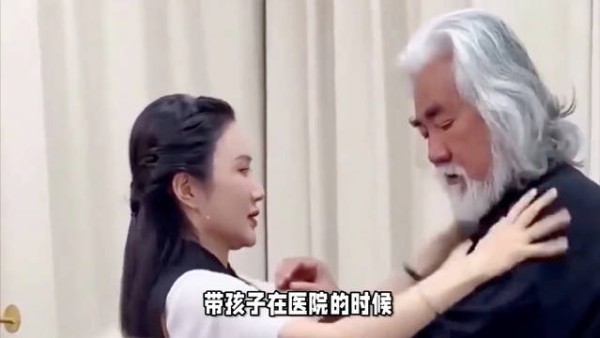 张纪中与1岁女儿同框引热议