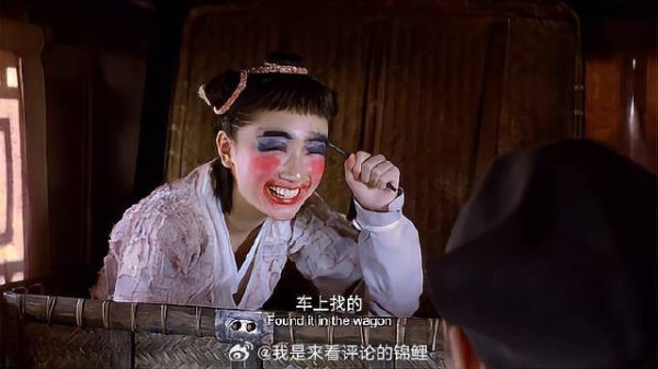 周冬雨给自己化妆 下秒一亮相，差点把人从马上摔下来