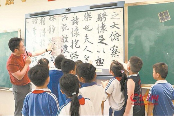 深圳把26位艺术家和超万件艺术品“搬”进课堂 隔空与艺术大师们“对话”
