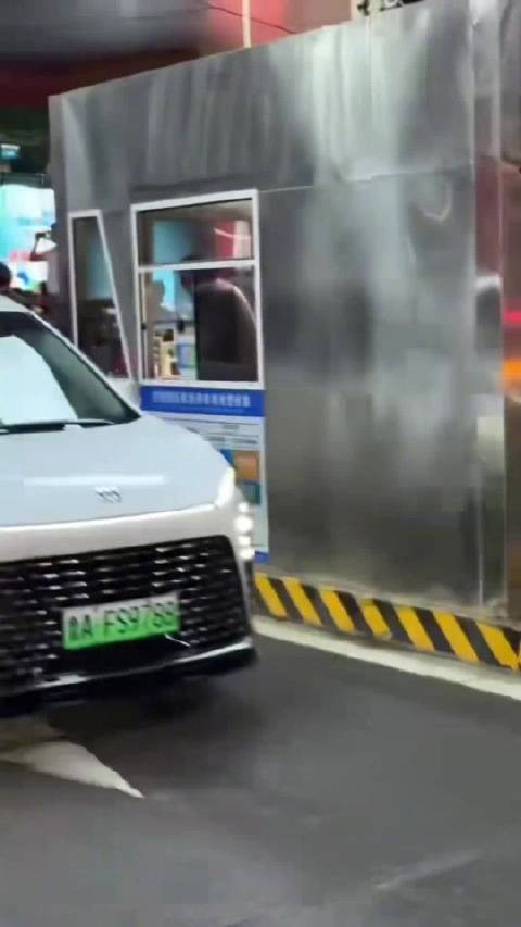 周杰伦抵达济南与粉丝挥手互拍