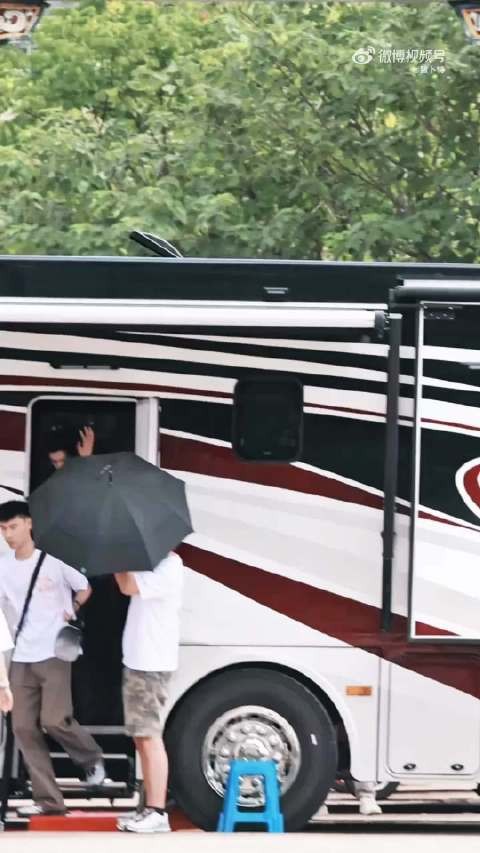 龚俊双角色复仇新剧出妆