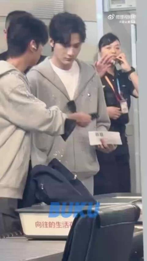 黄星邱鼎杰出发珠海，格纹衬衫随性帅气