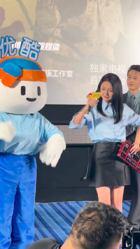 热依扎现场跳舞花姐真的是自信放光芒 热依扎