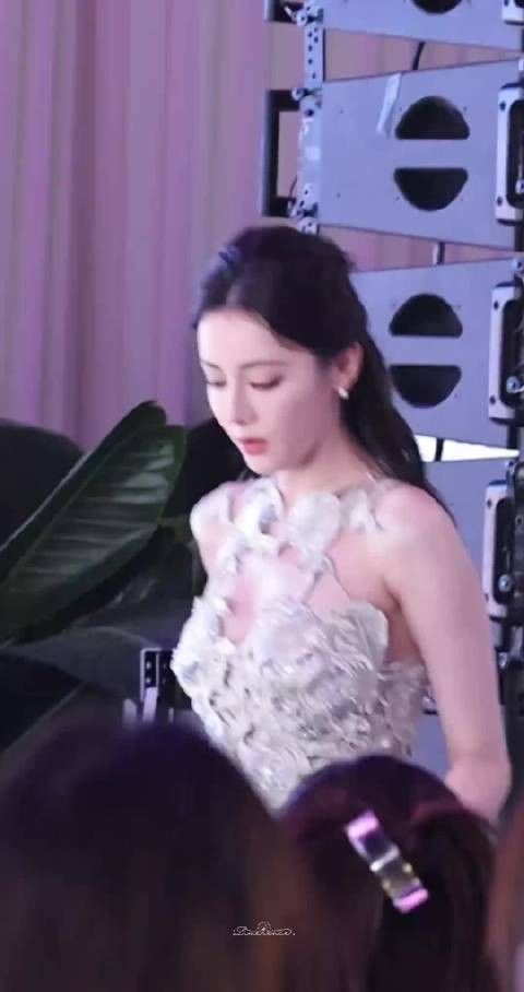 热巴的美丽，由内而外，闪闪发光