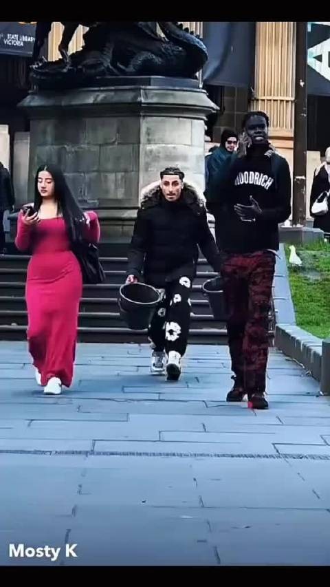 看一个人应对突发事件智商有多高，这女孩真的反应让你笑不活了！