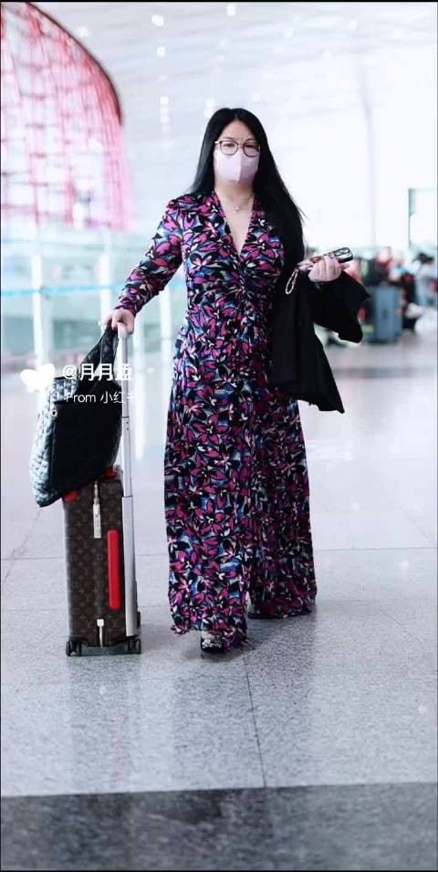 李湘去英国陪读王诗龄，一说到“瘦了不少”湘姐就忍不住笑了
