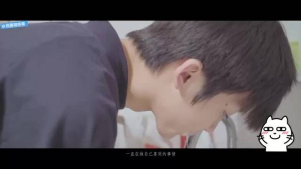梓渝启程赴音乐节，休闲造型少年感十足