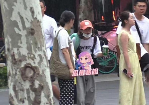 赵丽颖为母则刚，怼媒体偷拍儿子正面