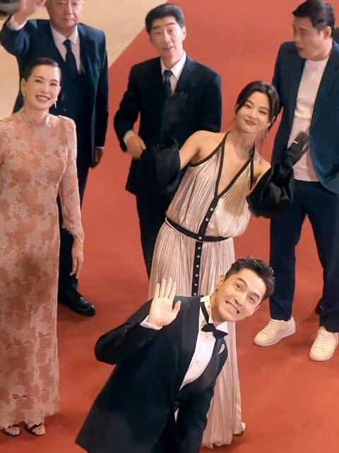 胡歌唐嫣等《繁花》主创红毯时尚瞬间回顾