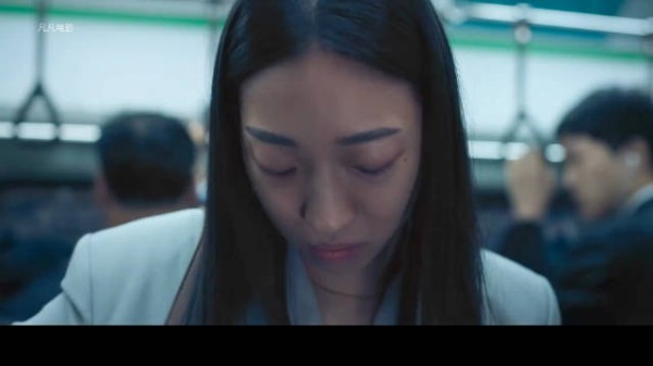 网上百万粉丝追捧的女主播,现实竟是个长相平平的普通人!