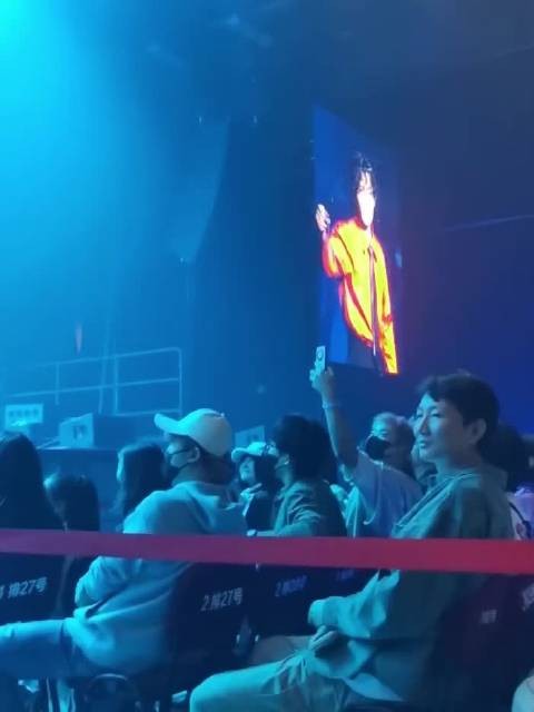 竟然在隔壁老樊演唱会看见了王楚钦！