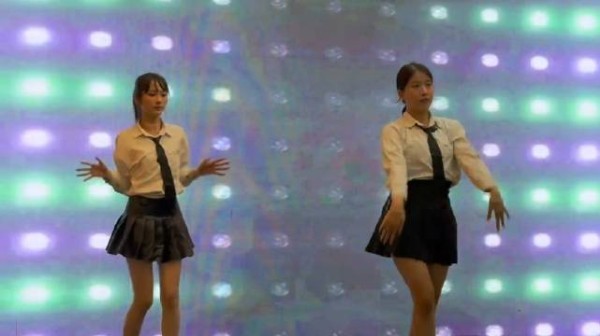 左边的女生有点像邪恶美羊羊时期的杨幂
